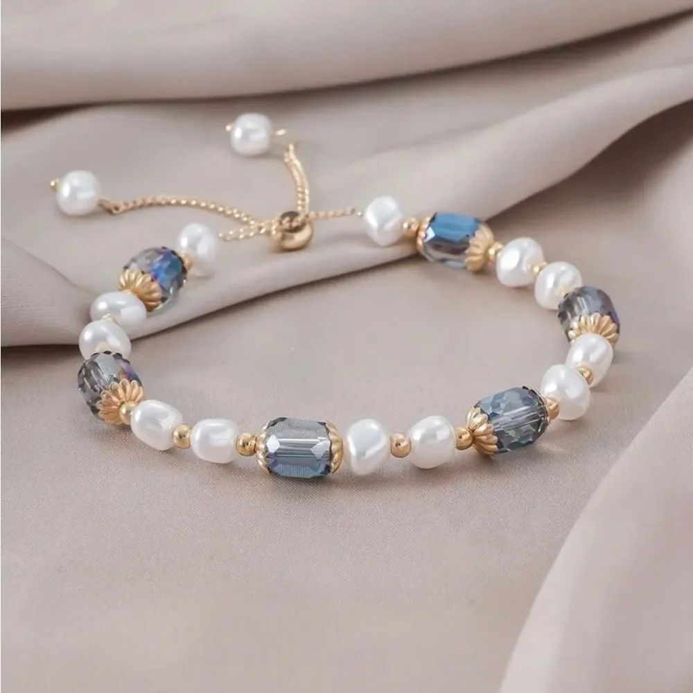 Elegant Pearl and Blue Bracelet R57